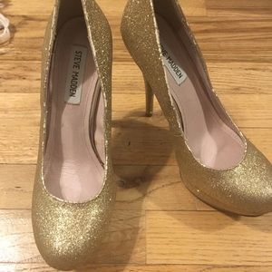 Gold platform 6 inch pumps